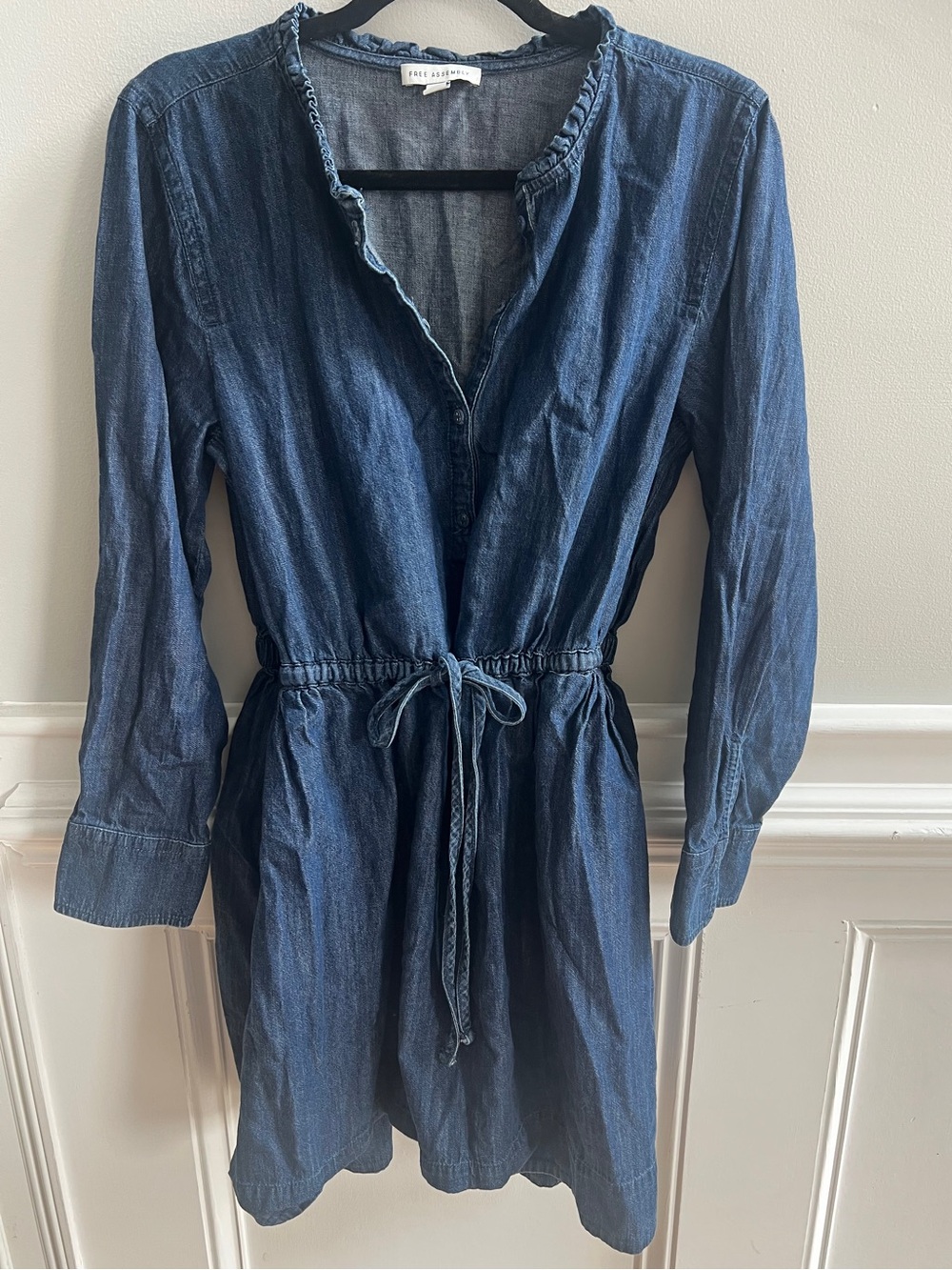 Free Assembly Denim Chambray Dress M Ruffle Neck Tie Waist Long Sleeve